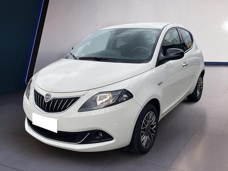 Usata Lancia Ypsilon Gold 70 CV (51 kW) 2021 Bianco Utilitaria