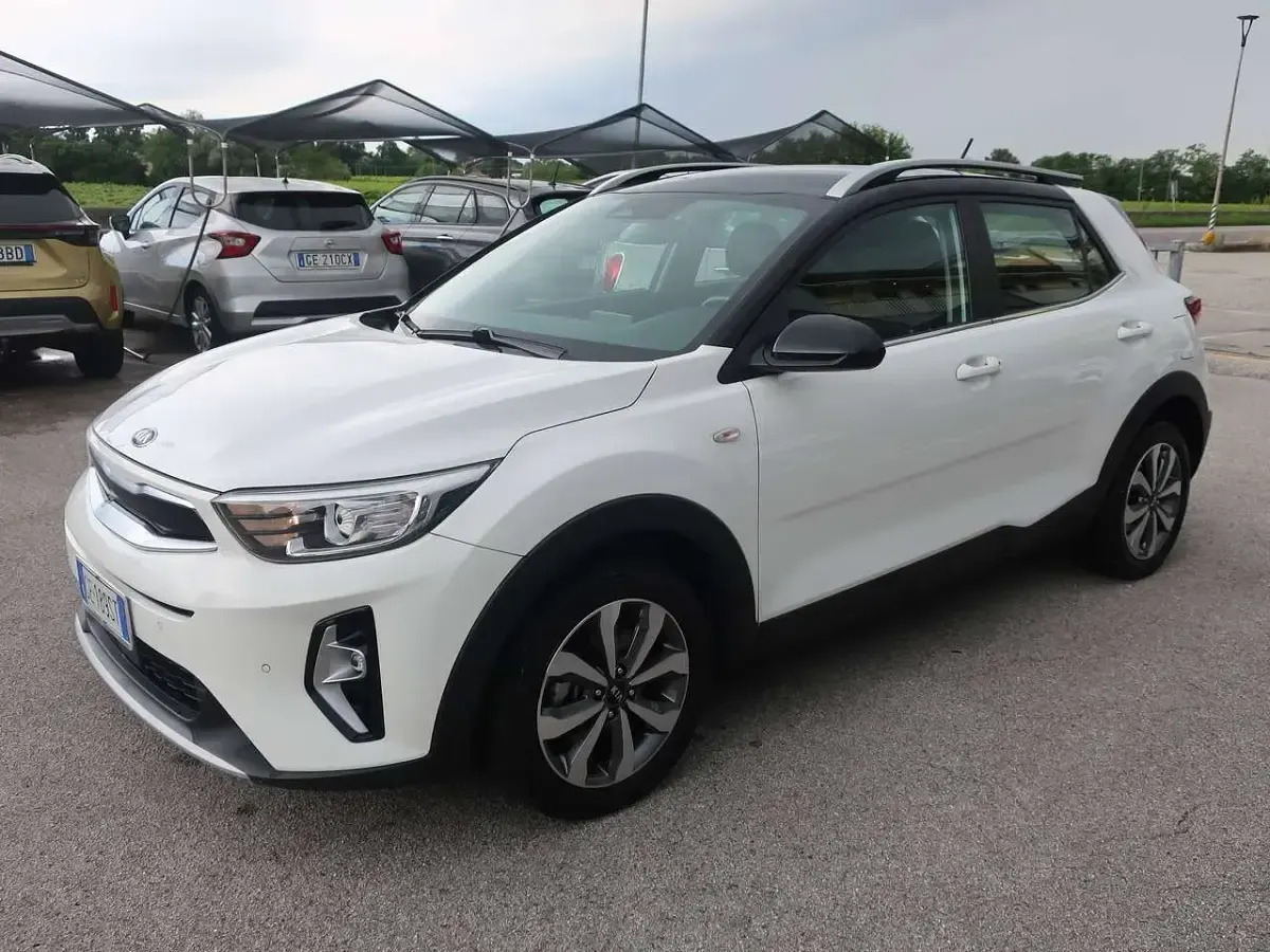 Usata Kia Stonic Style 101 CV (74 kW) 2021 Bianco pastello SUV