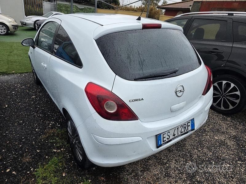 Usata Opel Corsa Edition 65 CV (47 kW) 2013 Bianco Utilitaria
