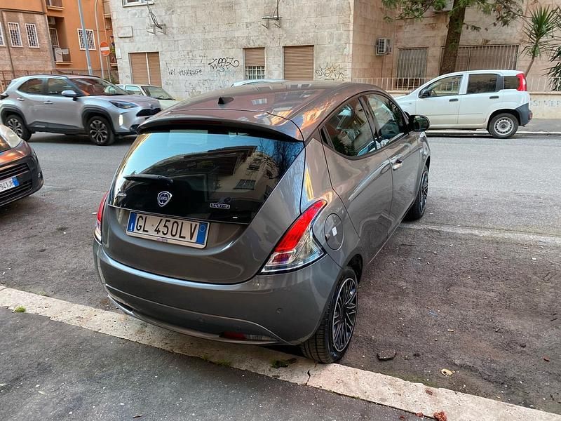 Usata Lancia Ypsilon Gold 69 CV (50 kW) 2023 Grigio Utilitaria