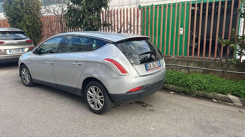 Usata Lancia Delta 120 CV (88 kW) 2013 Argento Utilitaria