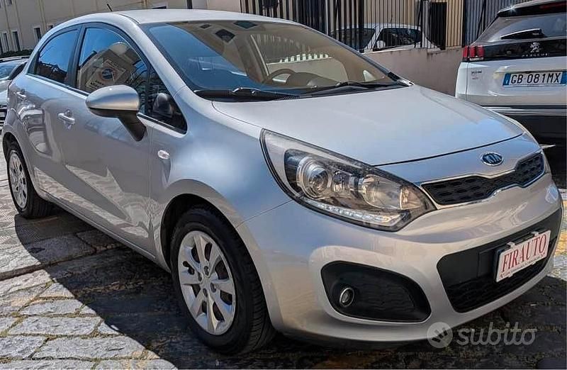 Usado Kia Rio EX 90 HP (66 kW) 2011 Cinzento Sedan