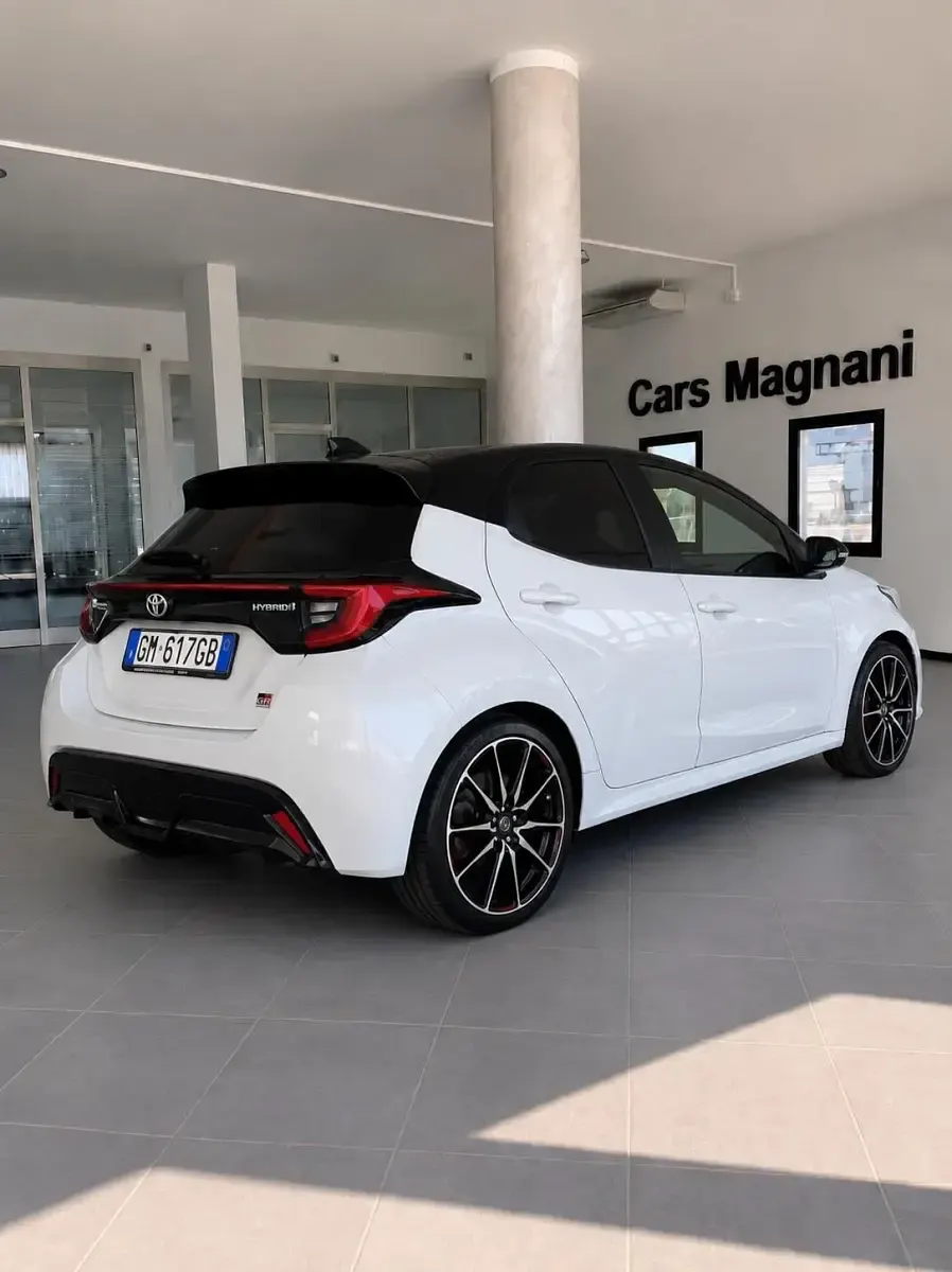 Usata Toyota Yaris Hybrid Sport 92 CV (67 kW) 2023 Bianco Berlina