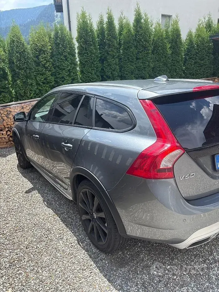 Usata Volvo V60 CC 190 CV (139 kW) 2017 Bluazzurro Station wagon