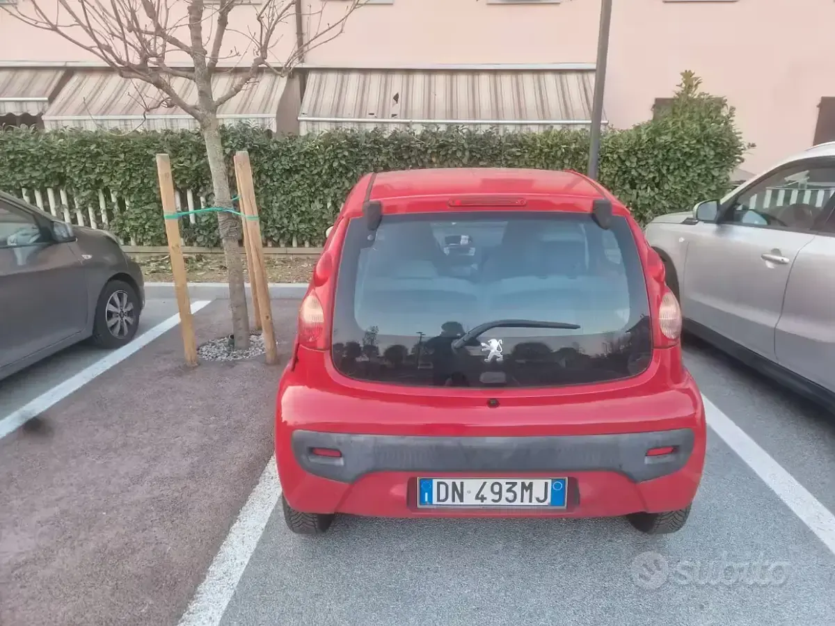 Usata Peugeot 107 68 CV (50 kW) 2006 Rosso Utilitaria