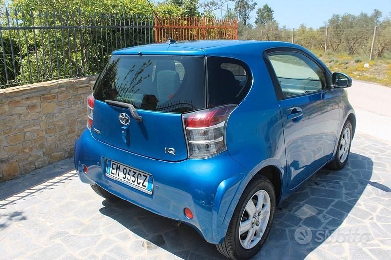Usata Toyota iQ Active 68 CV (50 kW) 2012 Blu Utilitaria