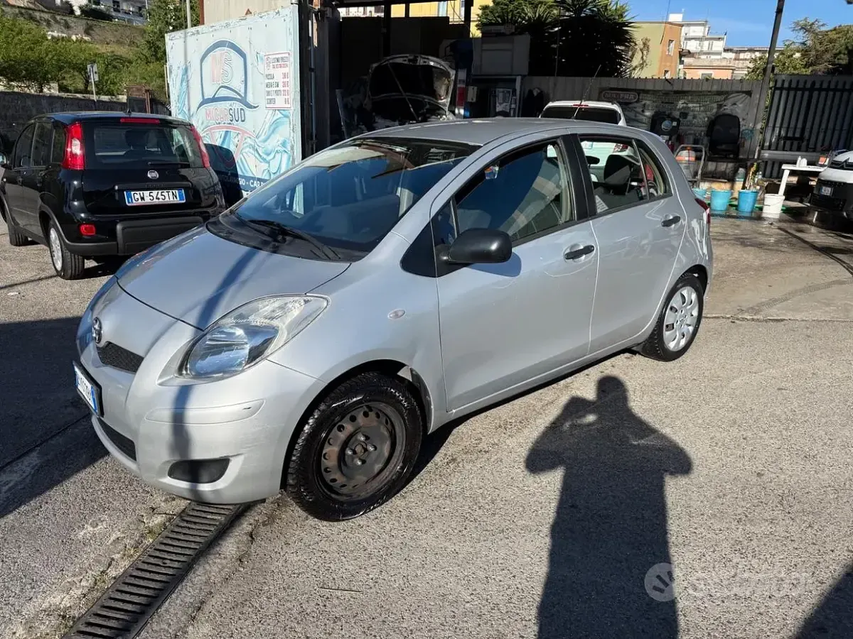 Begagnad Toyota Yaris 69 HK (50 kW) 2011 Grå Halvkombi