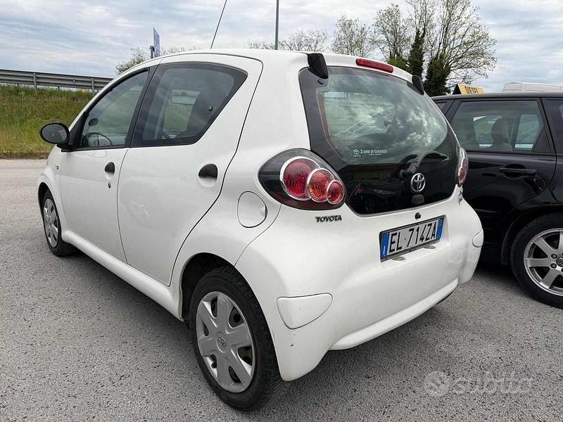 Usata Toyota Aygo 68 CV (50 kW) 2012 Bianco Utilitaria