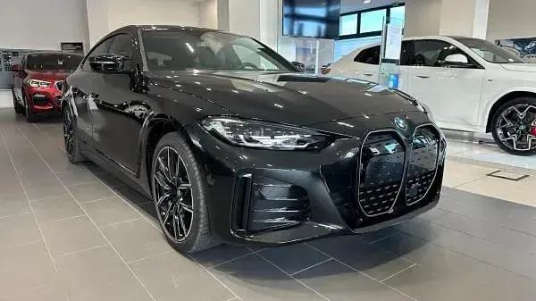 Usata BMW i4 Efficient Dynamics 350 kW (476 CV) 2024 Black sapphire metallizzato Berlina