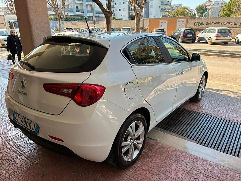 Usata Alfa Romeo Giulietta 105 CV (77 kW) 2011 Bianco Utilitaria