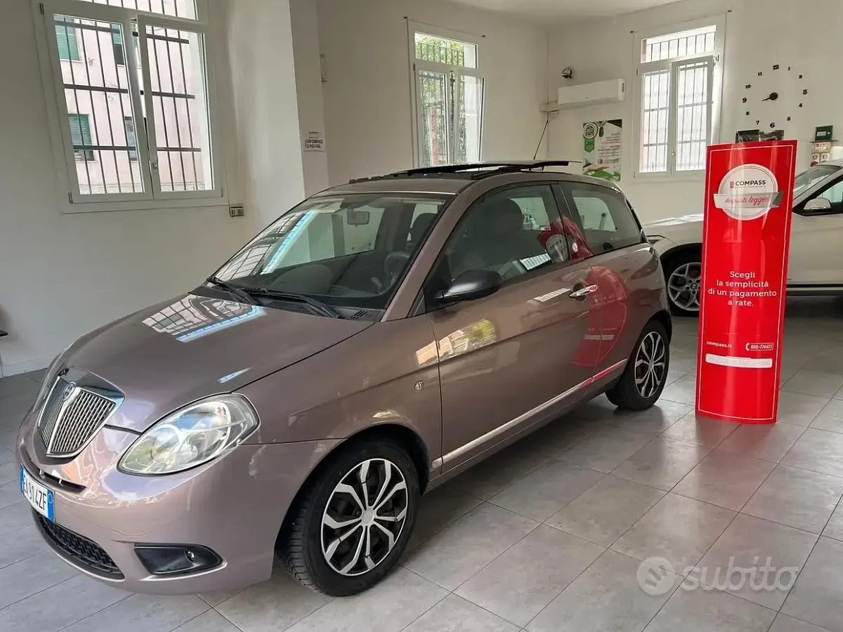 Usata Lancia Ypsilon 77 CV (56 kW) 2010 Viola Utilitaria