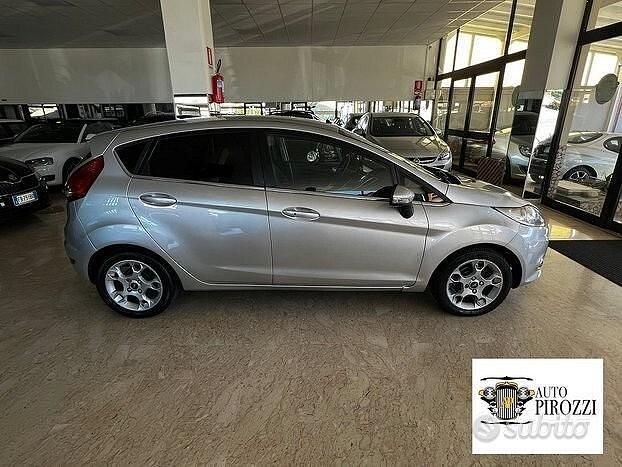 Usata Ford Fiesta Titanium 69 CV (50 kW) 2013 Grigio Utilitaria