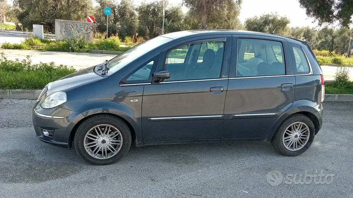 Usata Lancia Musa Gold 95 CV (69 kW) 2011 Grigio Monovolume
