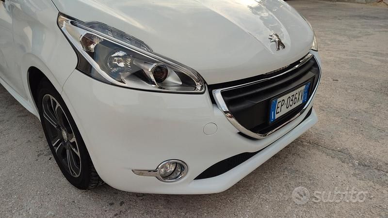 Usata Peugeot 208 68 CV (50 kW) 2013 Bianco Utilitaria