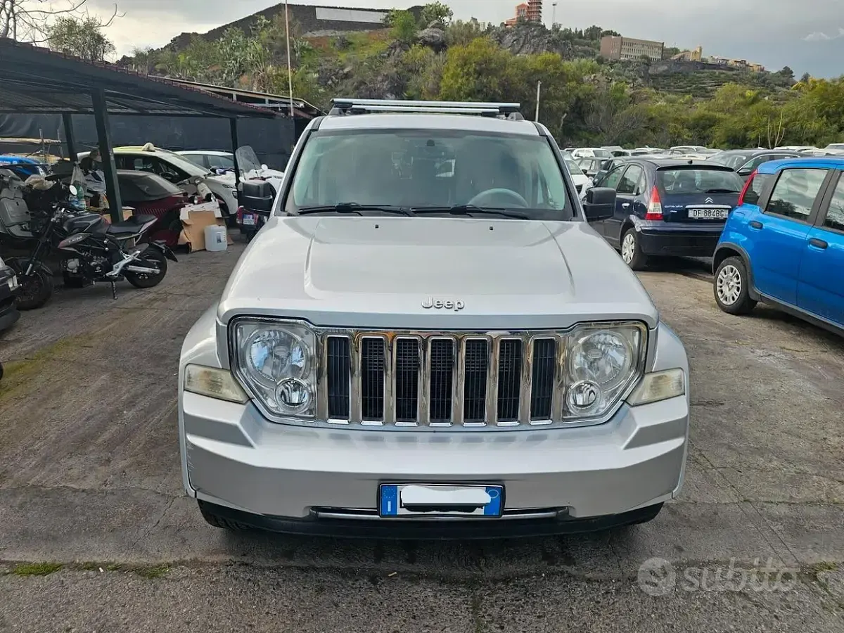 Usata Jeep Cherokee Limited 177 CV (130 kW) 2009 Grigio SUV