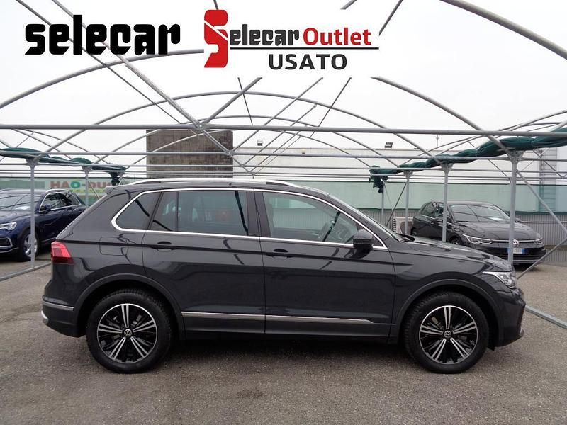 Usata VW Tiguan Elegance 150 CV (110 kW) 2023 Grigio urano SUV