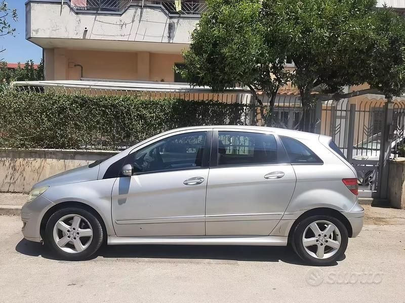 Usata Mercedes B200 140 CV (102 kW) 2006 Grigio Monovolume