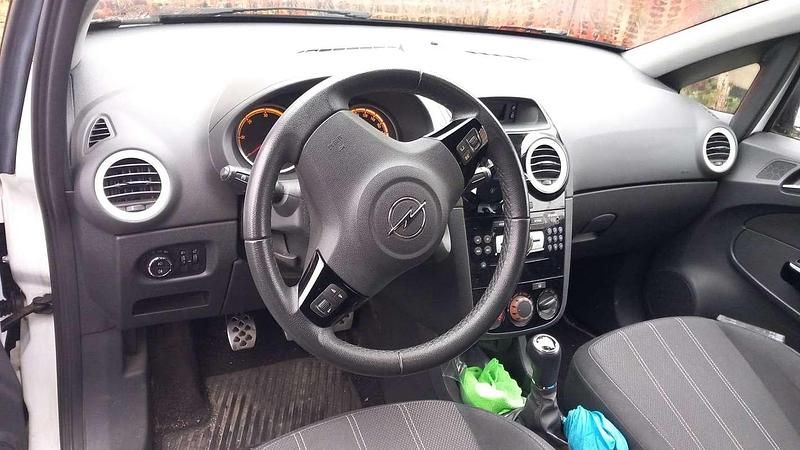 Usata Opel Corsa 95 CV (69 kW) 2012 Bianco Berlina