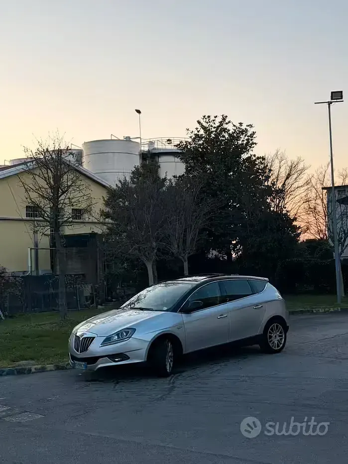 Usata Lancia Delta 90 CV (66 kW) 2009 Grigio Utilitaria