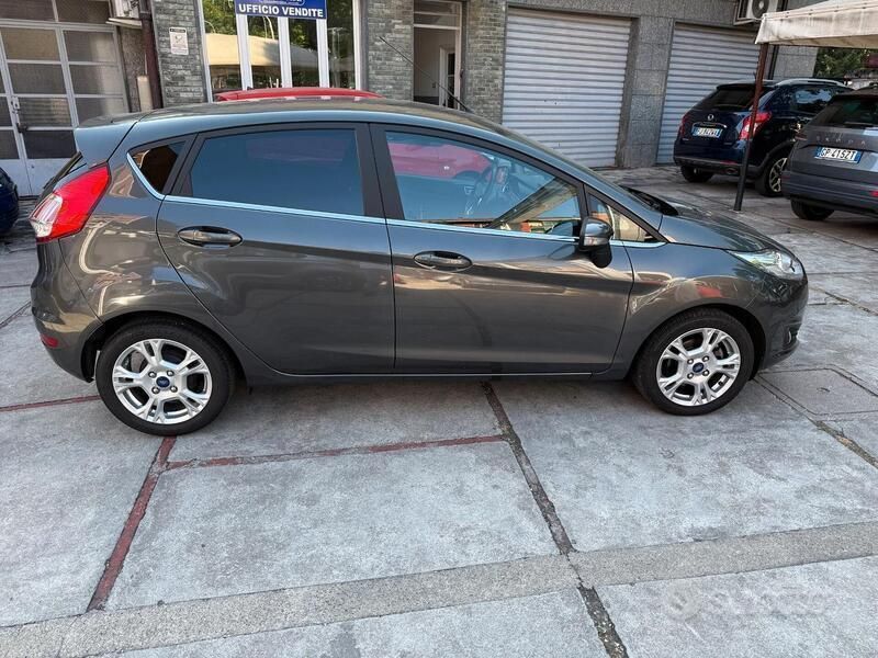 Usata Ford Fiesta Titanium 75 CV (55 kW) 2016 Grigio Utilitaria