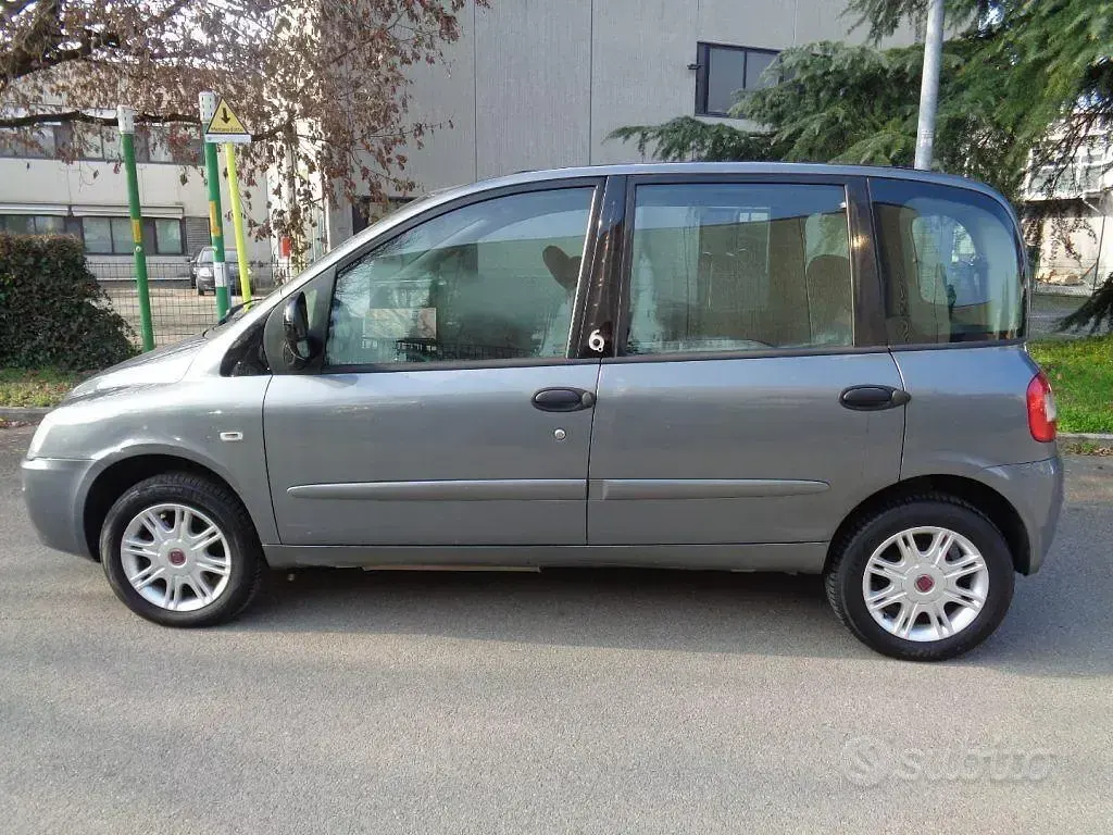 Käytetty Fiat Multipla Dynamic 103 HP (75 kW) 2009 Harmaa Tila-auto