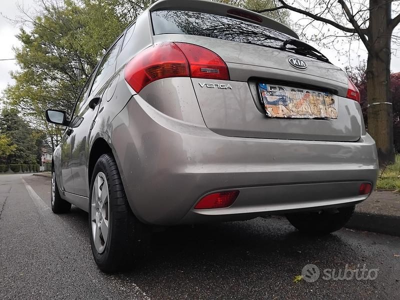 Usata Kia Venga Active 90 CV (66 kW) 2013 Bianco Utilitaria