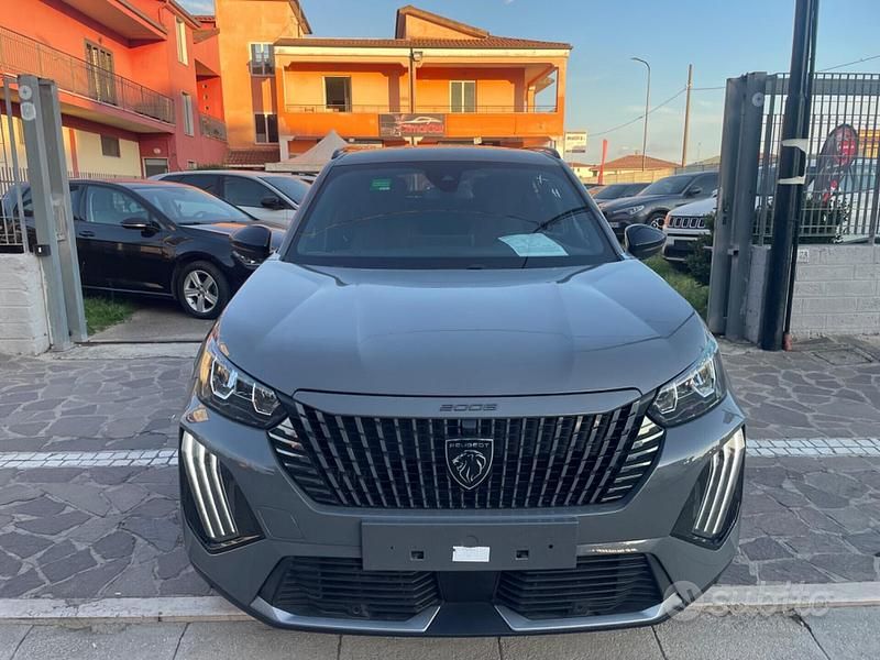 Usata Peugeot 2008 Allure 102 CV (75 kW) 2024 Grigio SUV