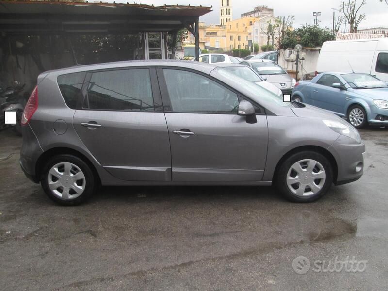 Usata Renault Scénic III Dynamique 115 CV (84 kW) 2009 Viola Monovolume