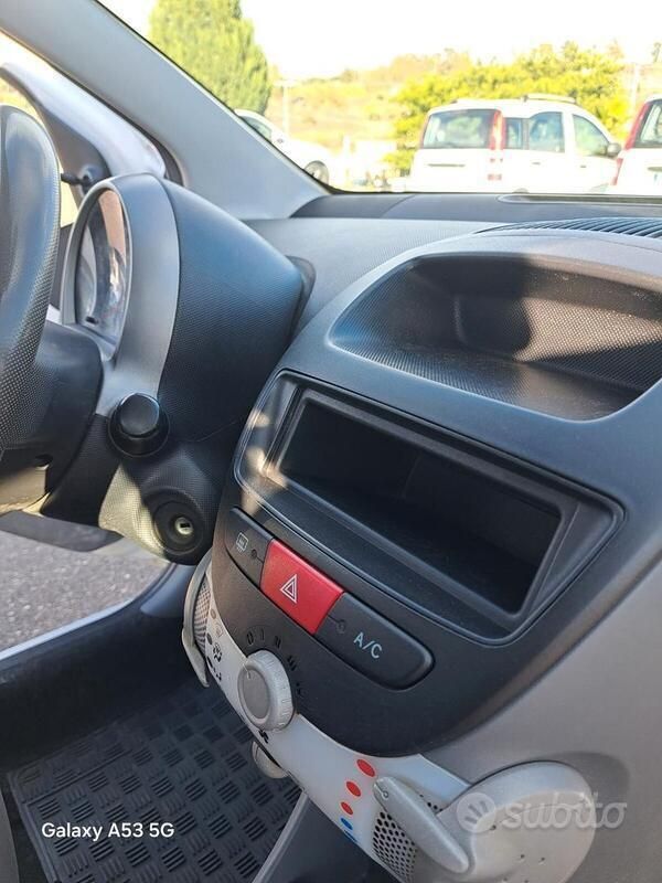 Usata Peugeot 107 Access 68 CV (50 kW) 2013 Bianco Utilitaria