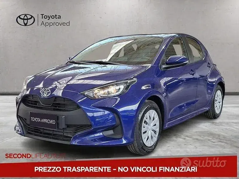 Nuova Toyota Yaris Hybrid 2026 Blu Berlina