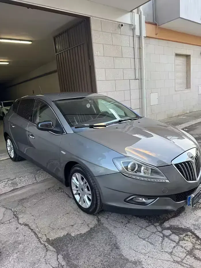 Usata Lancia Delta Platinum 120 CV (88 kW) 2011 Grigio Utilitaria