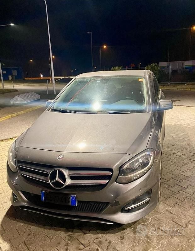Grigio Usata 2015 Mercedes 180 Tre volumi | 11.000 € - Immagine 1/4