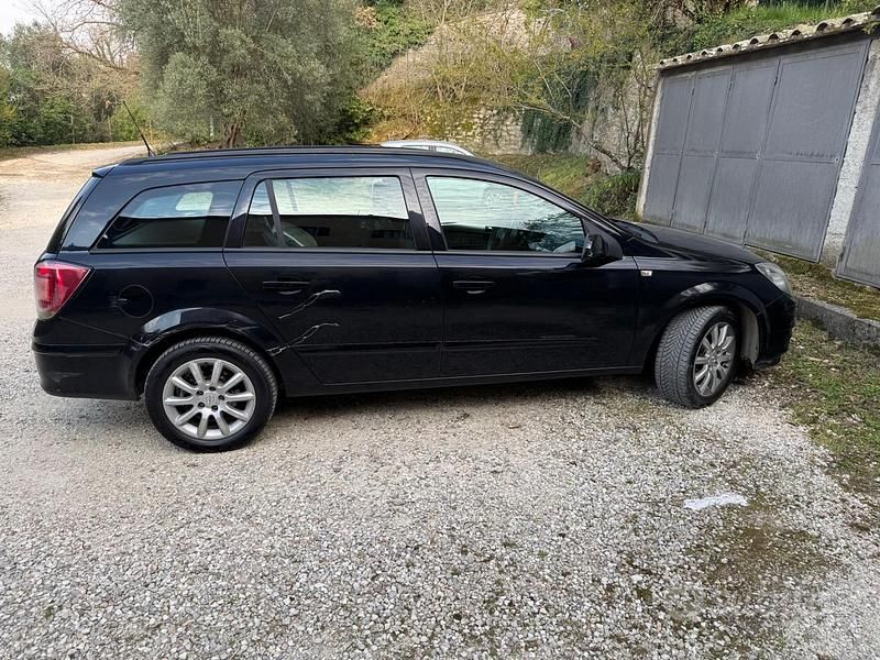 Usata Opel Astra 90 CV (66 kW) 2006 Nero Station wagon