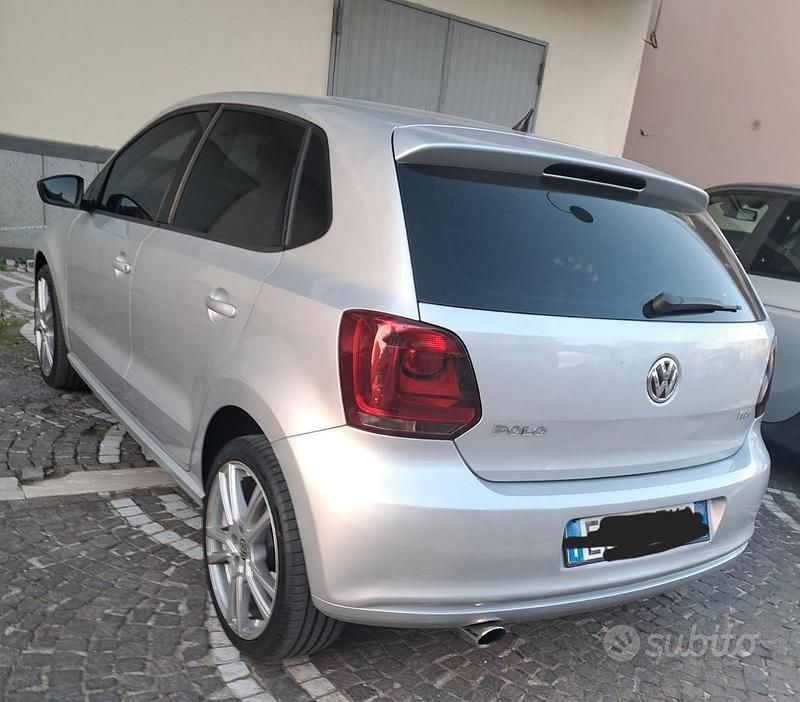 Argento Usata 2011 VW Polo Comfortline Tre volumi | 6500 € (Cara) - Immagine 1/4
