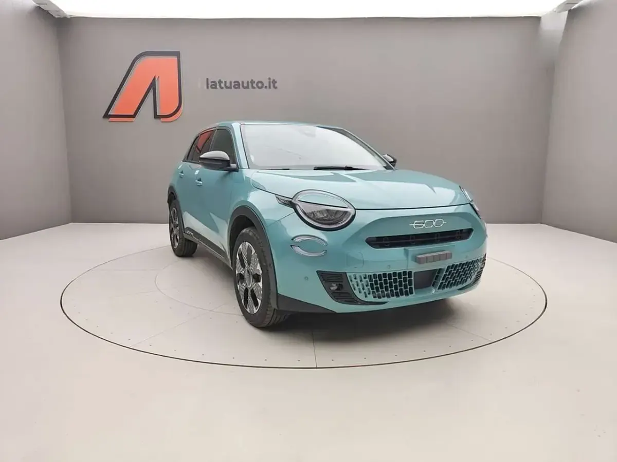 Nuova Fiat 600 La Prima 145 CV (106 kW) 2025 Azzurro acqua SUV