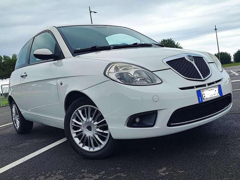 Usata Lancia Ypsilon 60 CV (44 kW) 2008 Bianco Utilitaria