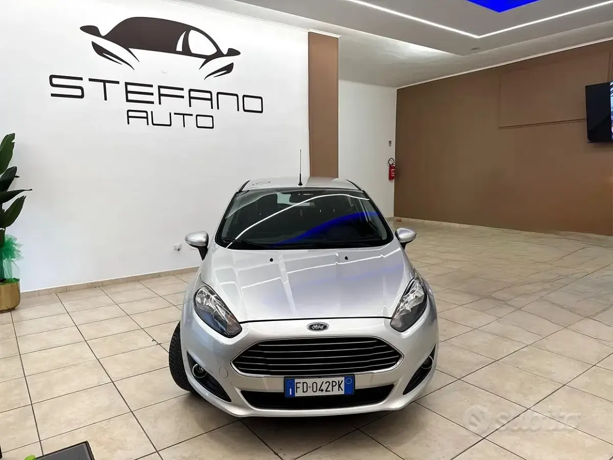 Usata Ford Fiesta Titanium 75 CV (55 kW) 2016 Grigio Utilitaria