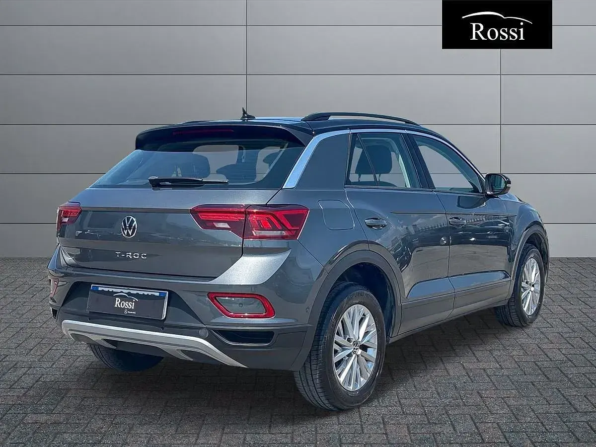 Usata VW T-Roc Life 150 CV (110 kW) 2023 Grigio medio metallizzato SUV