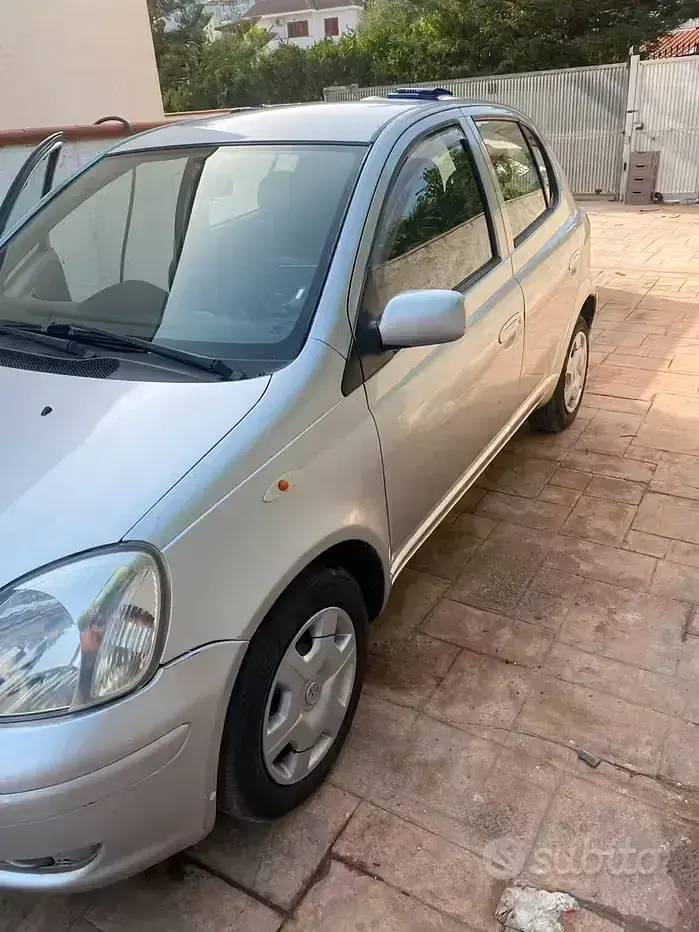 Usata Toyota Yaris 65 CV (47 kW) 2006 Grigio Utilitaria