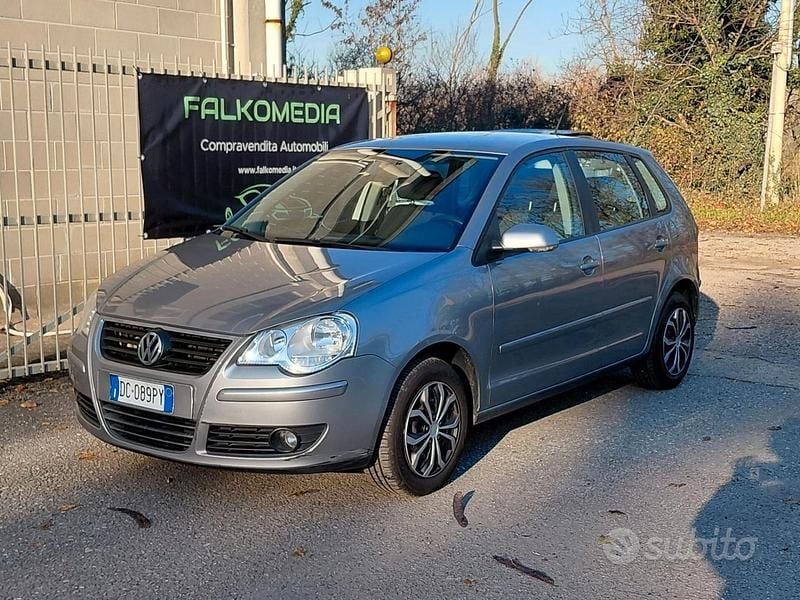 Grigio Usata 2006 VW Polo Tre volumi | 3400 € (Buon prezzo) - Immagine 1/4