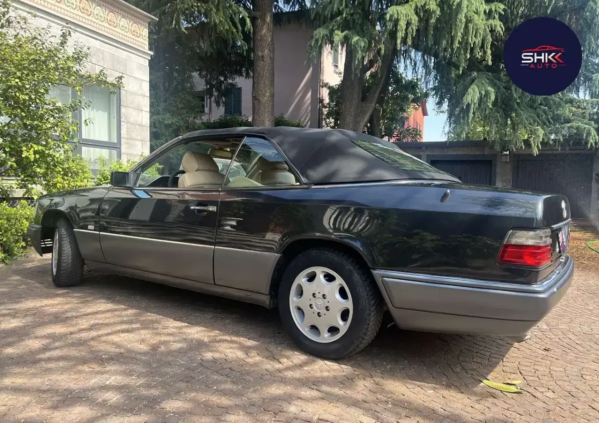 Usata Mercedes E200 136 CV (100 kW) 1996 Blu/azzurro Cabrio
