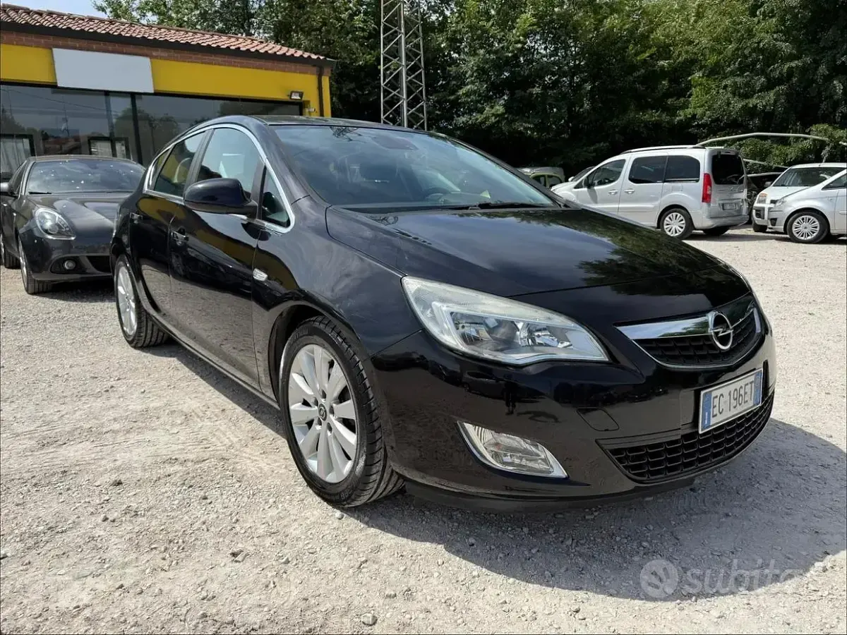 Usata Opel Astra 125 CV (91 kW) 2010 Nero Berlina