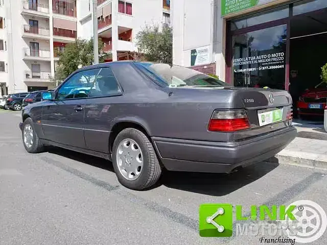 Usata Mercedes E200 136 CV (100 kW) 1995 Grigio Coupé