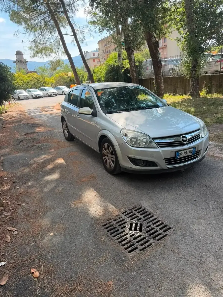 Usata Opel Astra Cosmo 101 CV (74 kW) 2008 Argento Berlina