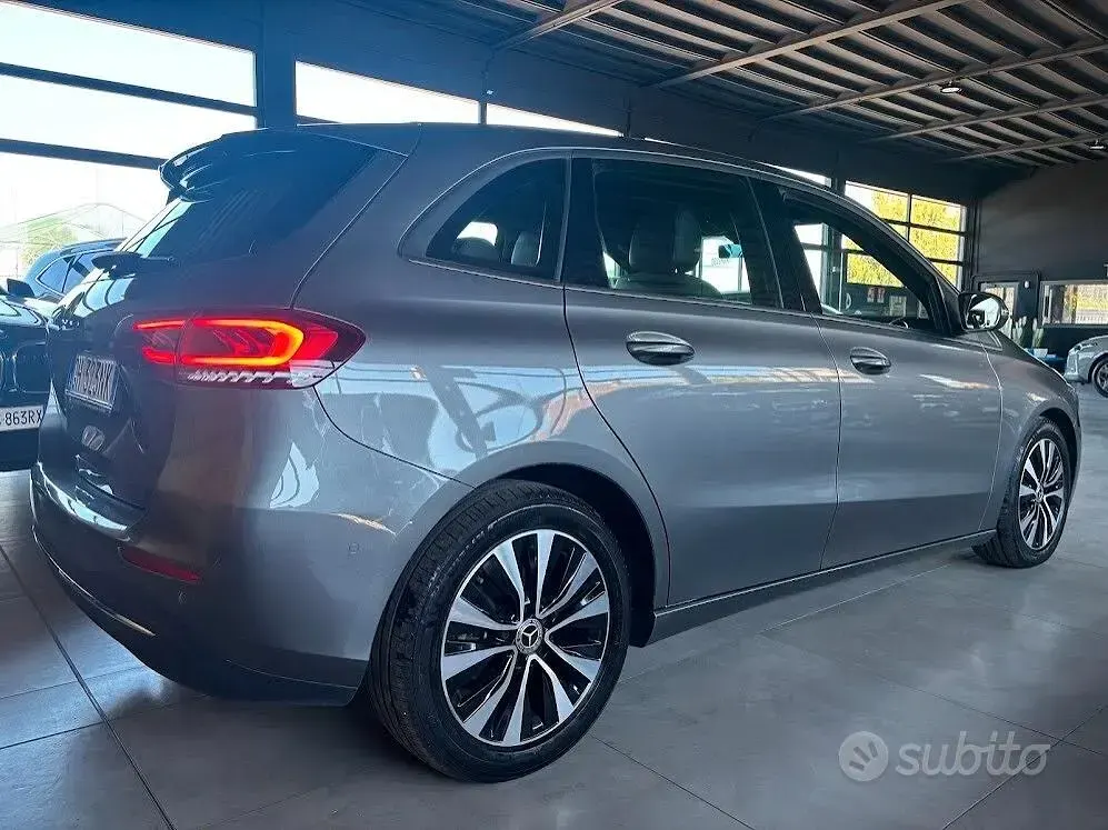 Usata Mercedes B180 Business 116 CV (85 kW) 2021 Grigio montagna Utilitaria