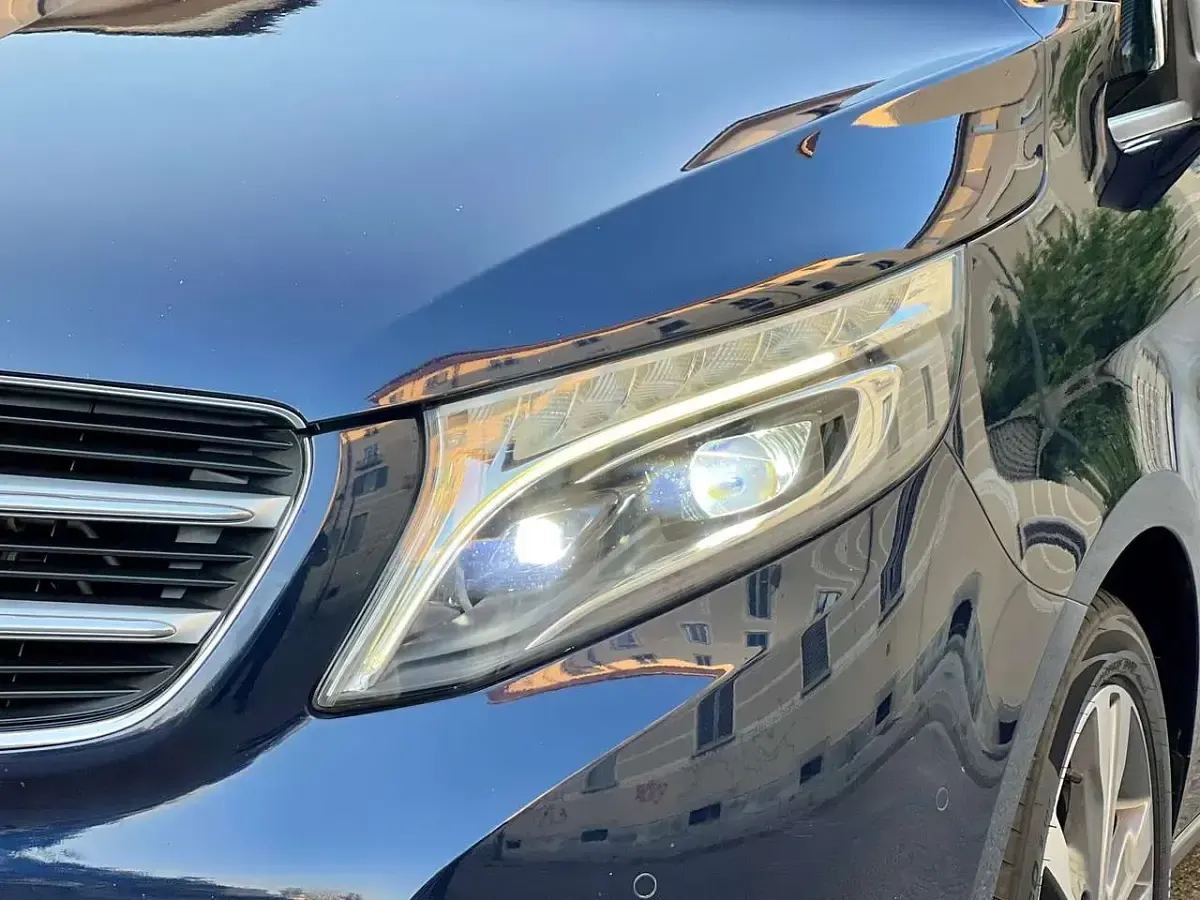 Usata Mercedes V250 Premium 190 CV (139 kW) 2015 Blu cavansite metallizzato Monovolume