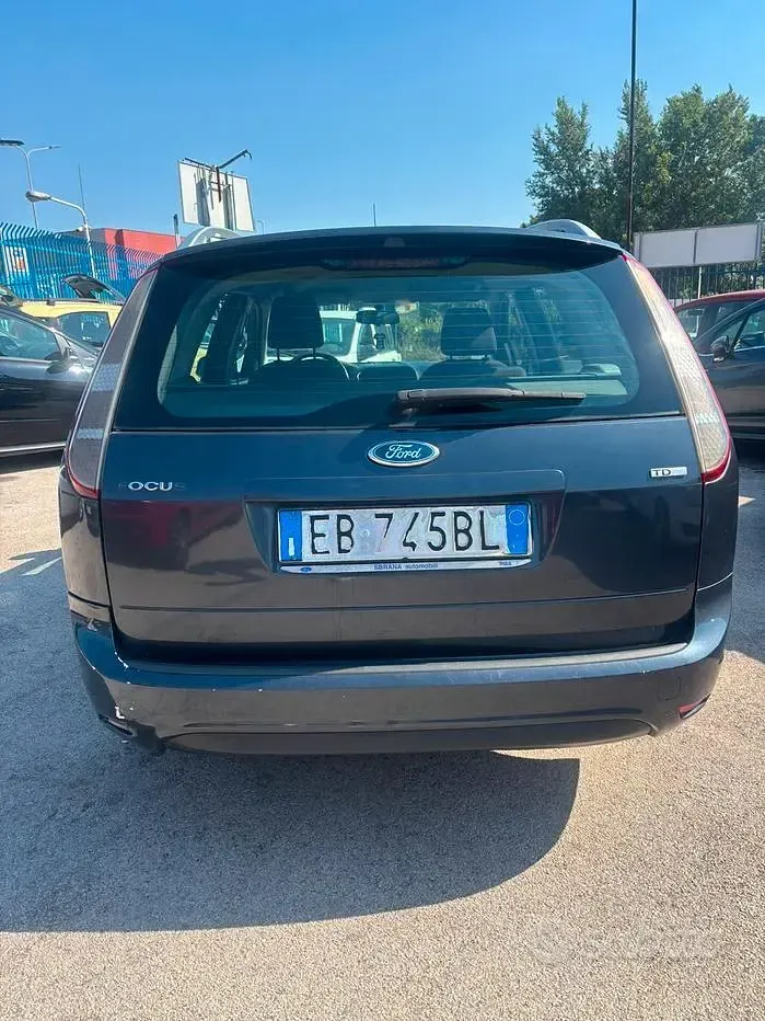Usata Ford Focus 90 CV (66 kW) 2010 Grigio Station wagon