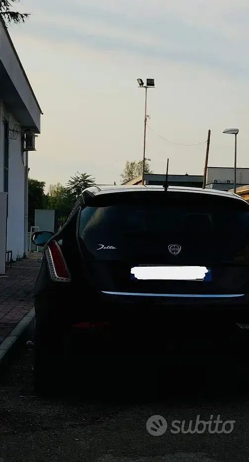 Usata Lancia Delta 120 CV (88 kW) 2011 Utilitaria