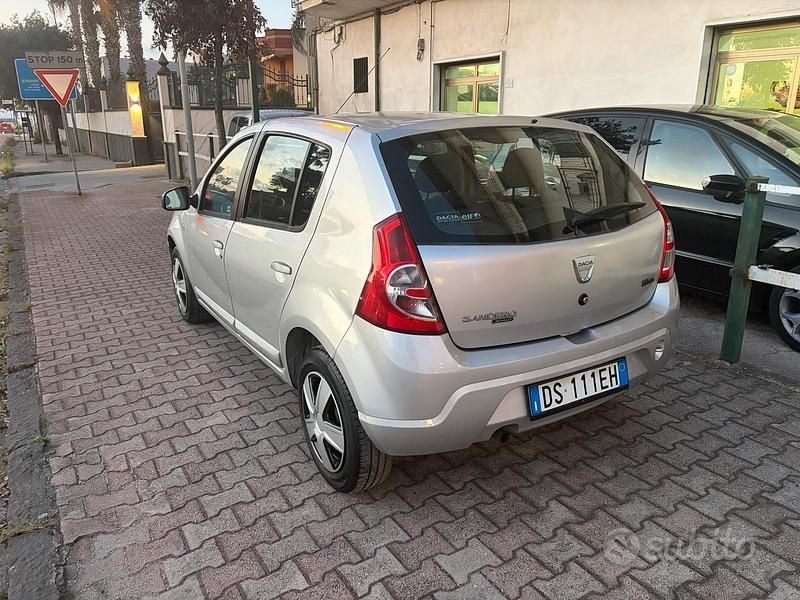 Usata Dacia Sandero Lauréate 75 CV (55 kW) 2009 Berlina