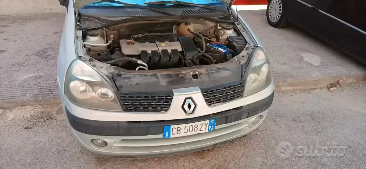 Usata Renault Clio II 75 CV (55 kW) 2002 Grigio Berlina